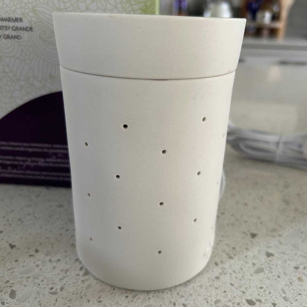 Elegant Scentsy  White Ceramic full size  Warmer